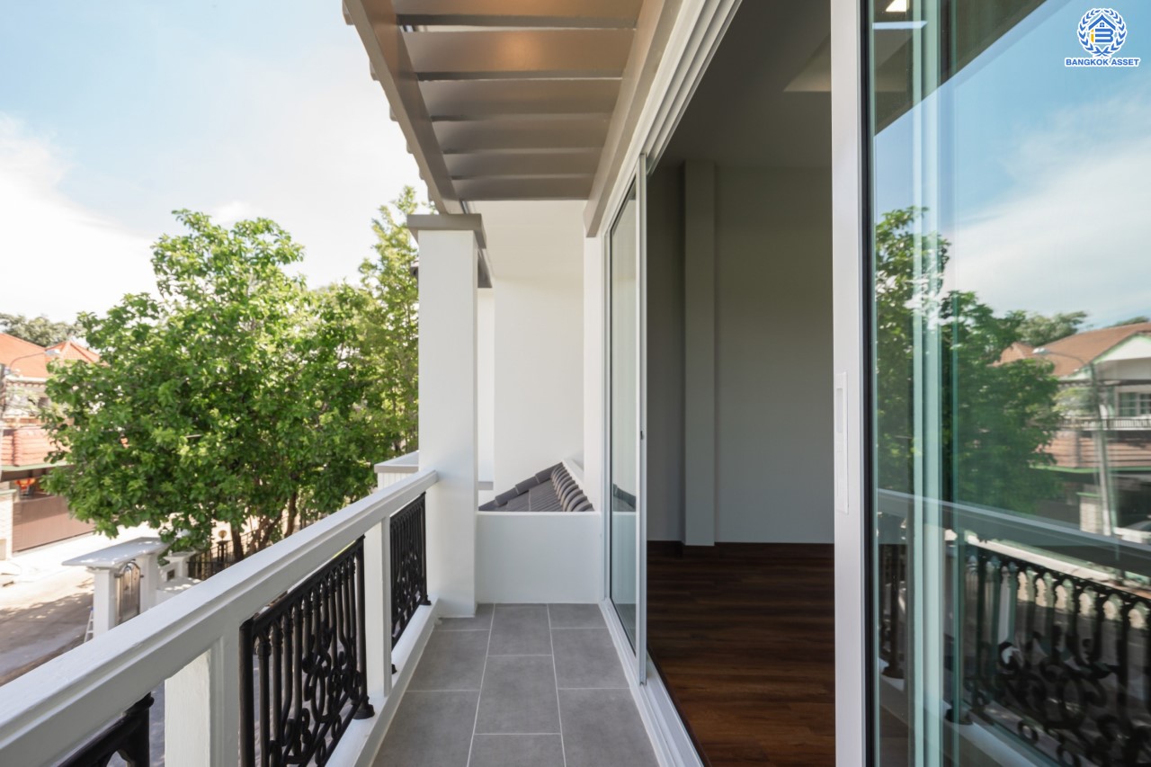 บ้านมือสองตกแต่งใหม่ ม.ราชพฤกษ์ บางบอน4 หลังมุม ตกแต่งหรูหรา เนื้อที่ 102 ตร.ว. ฟังก์ชัน 3 ห้องนอน 3 ห้องน้ำ จอดรถได้ 4 คัน พื้นที่สนามหญ้ากว้างกว่า 106 ตร.ม. บนทำเลศักยภาพ เชื่อมต่อหลายเส้นทาง ใกล้เดอะมอลล์บางแค จุดขึ้นทางด่วน "เพชรเกษม" และรถไฟฟ้าสายสีน้ำเงิน "สถานีหลักสอง"